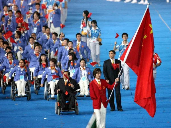 Portador Bandera China Wang Xiaofu Los Atletas China Desfilan Durante — Foto de Stock