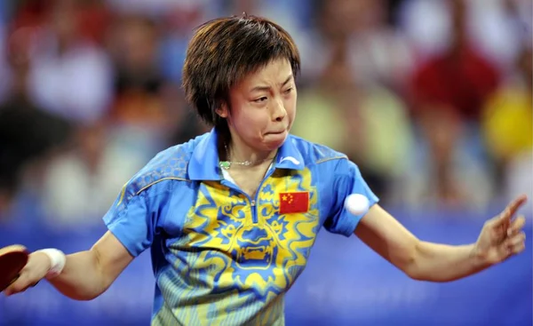 2008年8月22日 在北京2008年奥运会上 中国选手李嘉伟在北京举行的女子乒乓球单打半决赛中与新加坡选手李嘉伟交手 — 图库照片