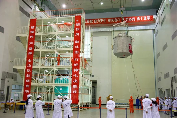 Chińskich Naukowców Lotniczych Unieść Moduł Orbitalny Kapsułka Aby Zamontować Modułem — Zdjęcie stockowe