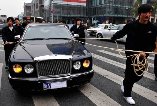 Chinesische Arbeiter Ziehen Eine Bentley Limousine Entlang Des Westlichen Sees — Stockfoto