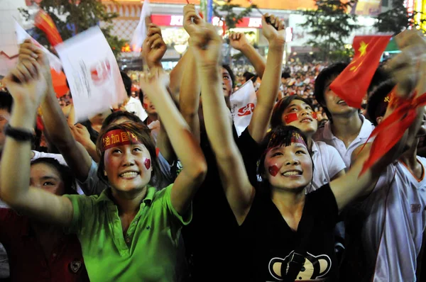 Folkmassor Kinesiska Folket Fira Medan Tittar Invigningen Peking 2008 Olympiska — Stockfoto