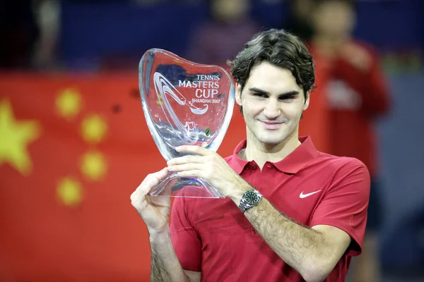 Roger Federer Aus Der Schweiz Hält Seine Meistertrophäe Während Des — Stockfoto