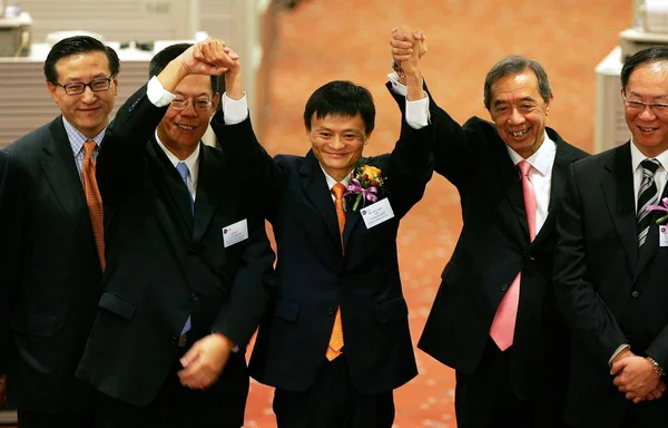 Jack Tercero Izquierda Ceo Alibaba Com Posa Durante Una Ceremonia —  Fotos de Stock