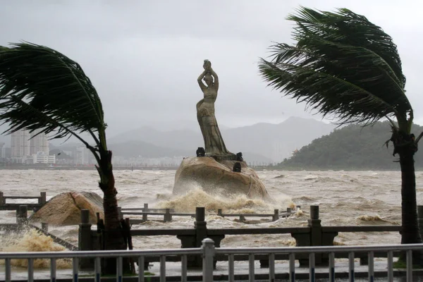 Große Wellen Die Durch Den Tropensturm Kammuri Verursacht Wurden Trafen — Stockfoto