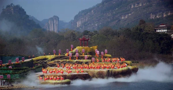 Chinese Folk Entertainers Perform Grand Show Celebrate Opening Second Cross — Stock fotografie