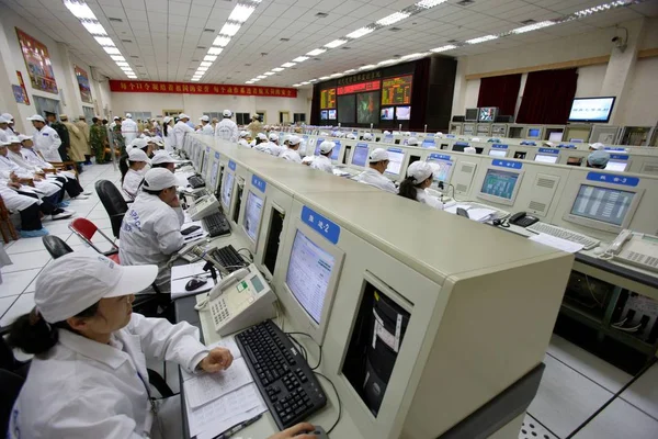 Científicos Trabajadores Aeronáuticos Chinos Monitorean Despegue Del Cohete Espacial Long — Foto de Stock