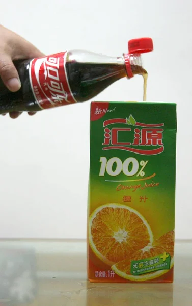 Číňan Nalije Coca Colu Láhve Huiyuan Pomerančového Džusu Pekingu Číně — Stock fotografie