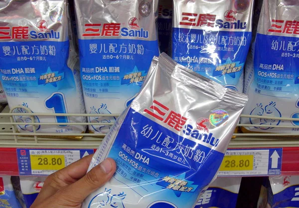 Вид Пакетов Сухого Детского Молока Sanlu Продажи Супермаркете Городе Ичан — стоковое фото