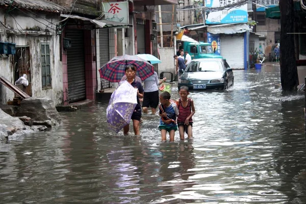 Miejscowi Obywatele Chin Chodzić Zalanych Ulic Ulewnych Deszcze Spowodowanych Przez — Zdjęcie stockowe