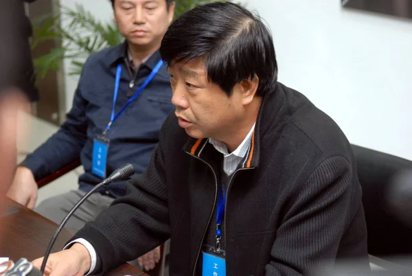 Cpc委員会副書記で杭州地下鉄の建設会社である中国Tiesju Civil Engineering Group Ltd のスポークスマンである紫宝朝氏は 中国東部の杭州市の記者会見で地下鉄トンネル崩壊について話しています — ストック写真