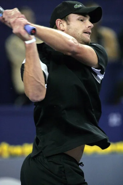 美国选手安迪 罗迪克在2007年11月12日上海网球大师杯比赛中与俄罗斯的尼古拉 达维登科竞争 罗迪克以2比1击败尼古拉 达维登科 — 图库照片