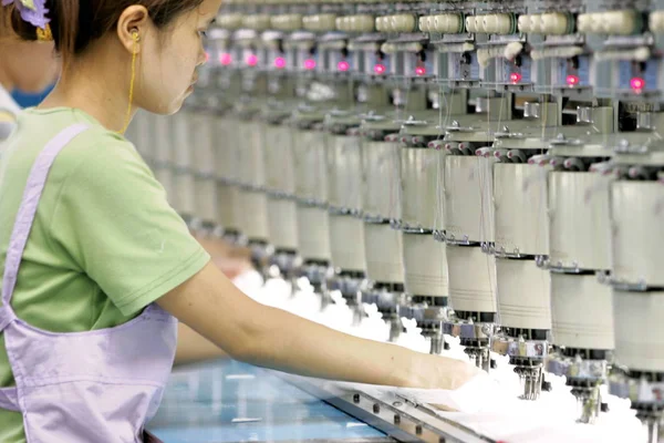Kinesiska Fabriksarbetare Gör Adidas Skor Fabriken Yue Yuen Industrial Holdings — Stockfoto