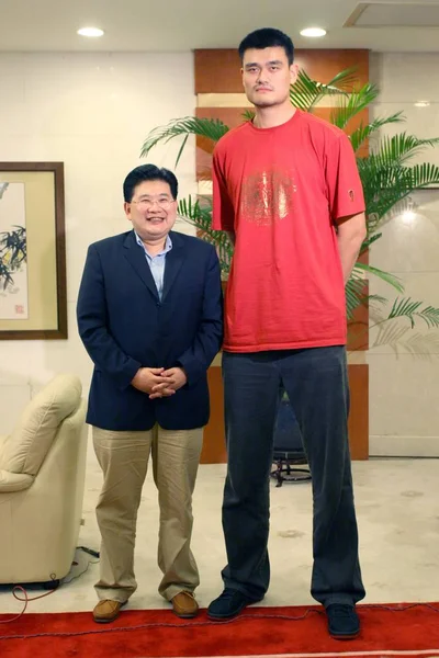 Китайская Баскетбольная Суперзвезда Мин Справа Позирует Ведущим Китайского Телевидения Кевином — стоковое фото