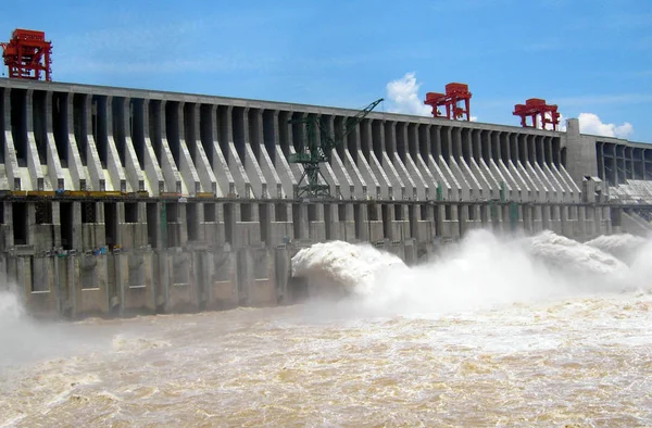 Veduta Dell Acqua Del Fiume Yangtze Scaricata Attraverso Diga Delle — Foto Stock