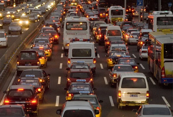 2008年9月22日 北京のラッシュアワーの間 車やバスの群衆が交通渋滞に見られる — ストック写真