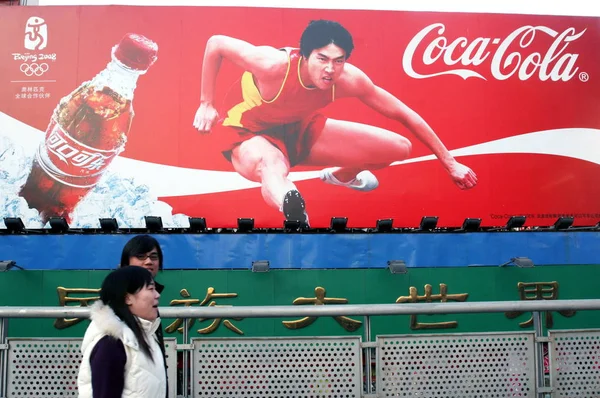 Chinese Jonge Mensen Lopen Langs Een Advertentie Van Coca Cola — Stockfoto