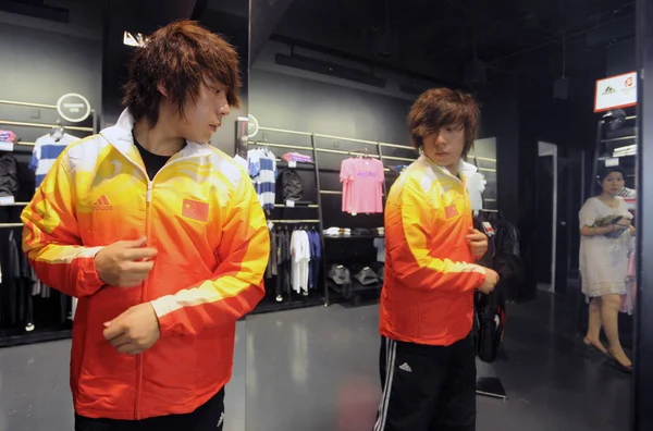 Jovem Chinês Tenta Uniforme Delegação Olímpica Chinesa Uma Loja Adidas — Fotografia de Stock