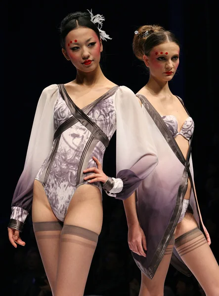 モデル パレード最新ランジェリーファッションの中国の若いデザイナーによって Ordifen の革新的なデザインのコンテストの間に中国下着要素 2008 北京で中国ファッション ウィーク 2008 の開会式も 2008 — ストック写真