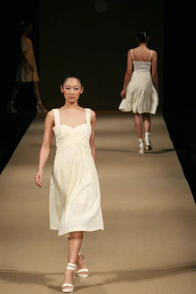 Défilé Mannequins Dernière Mode Par Designer Chinois Xiaoyan Lors China — Photo