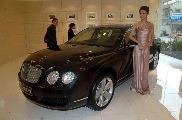 2007年10月30日 在上海新宾利展厅 一位展示女郎被宾利汽车摆上姿势 — 图库照片