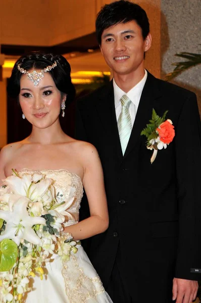 Chinas Fencing Olympic Champion Zhong Man Poses His Bride Zongwen — Stock Photo, Image