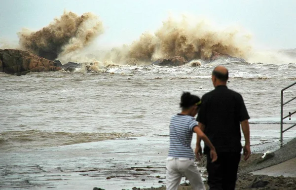 Místní Čínští Občané Dívejte Velké Vlny Způsobené Tajon Sinlaku Pobřeží — Stock fotografie