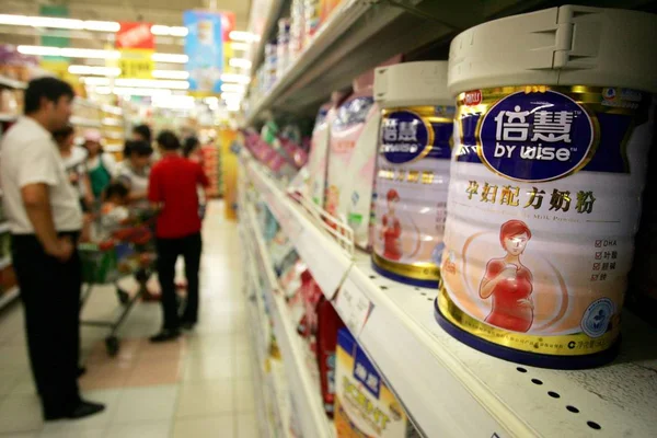 Tins Nanshan Által Bölcs Tejpor Láthatók Eladó Egy Szupermarketben Shanghai — Stock Fotó