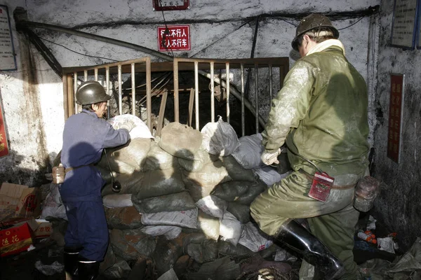 Workers Put Sandbags Block Entrance Gaomendong Coal Mine Pingdingshan Central — Stockfoto