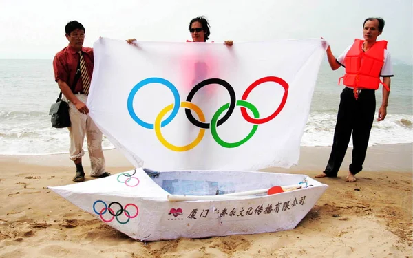 Kinesisk Lærer Zhu Yalin Uidentifiserte Menn Viser Olympisk Flagg Bak – stockfoto
