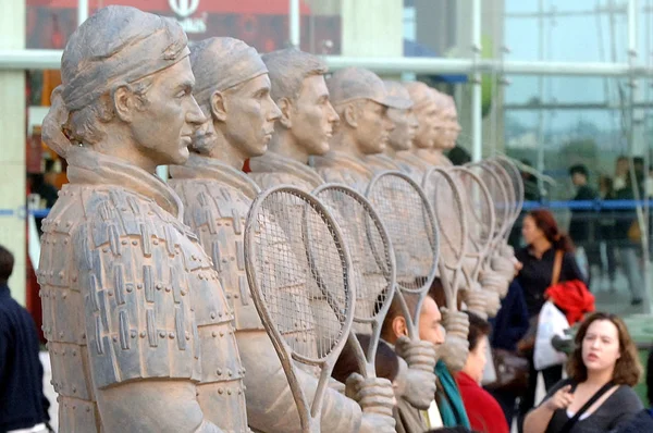 Визоры Позируют Терракотовыми Статуями Восьми Теннисистов Теннисном Центре Чжун Шанхае — стоковое фото
