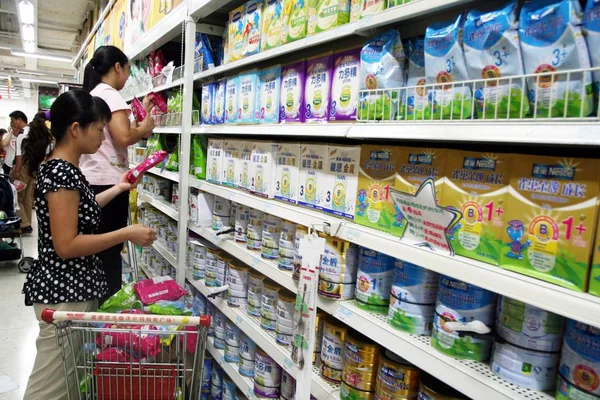 Comprador Chino Compra Leche Polvo Cerca Nestlé Leche Polvo Supermercado —  Fotos de Stock