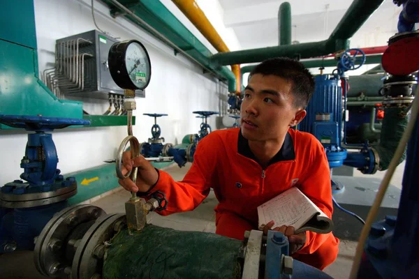 Trabajador Suministro Combustible Chino Comprueba Compresor Suministro Combustible Preparación Para — Foto de Stock