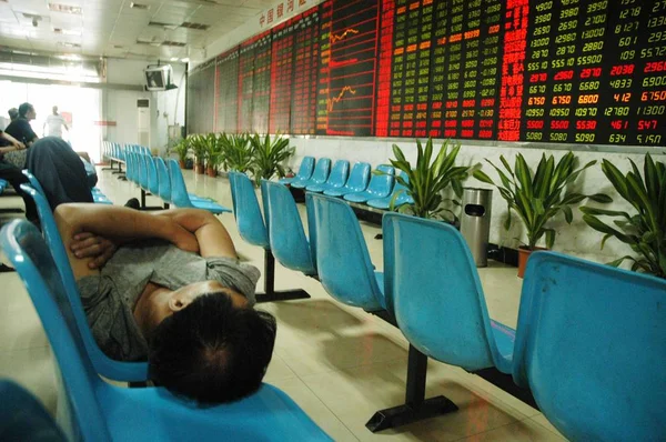Investor Cina Tidur Depan Layar Lebar Yang Menampilkan Informasi Real — Stok Foto