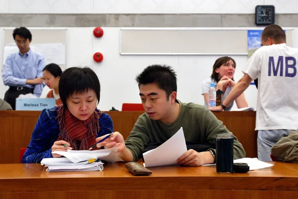 Studenti Cinesi Studiano Corsi Mba Cina Europe International Business School — Foto Stock