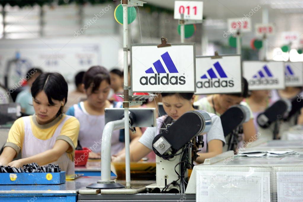 Trabajadores Fabricas Chinas Fabrican Zapatos Adidas Fabrica Yue Yuen Industrial Foto editorial de stock ChinaImages 245377542