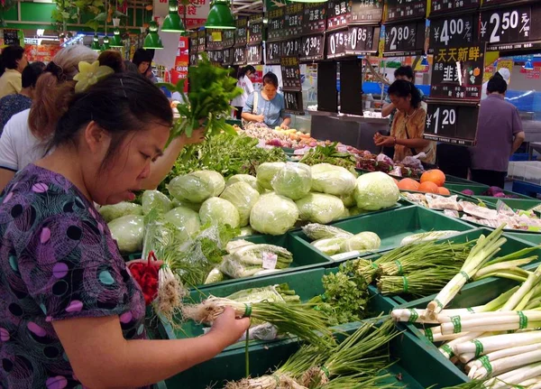 Gli Acquirenti Cinesi Acquistano Verdure Supermercato Nella Città Yichang Provincia — Foto Stock