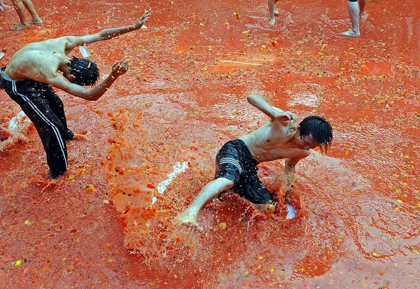 中国の若者は 2008年10月19日 日曜日 中国南部広東省東莞市のサウスチャイナモールで第2回サウスチャイナモールトマトフェスティバルを祝うためにトマトの戦いの間にトマトを投げます — ストック写真