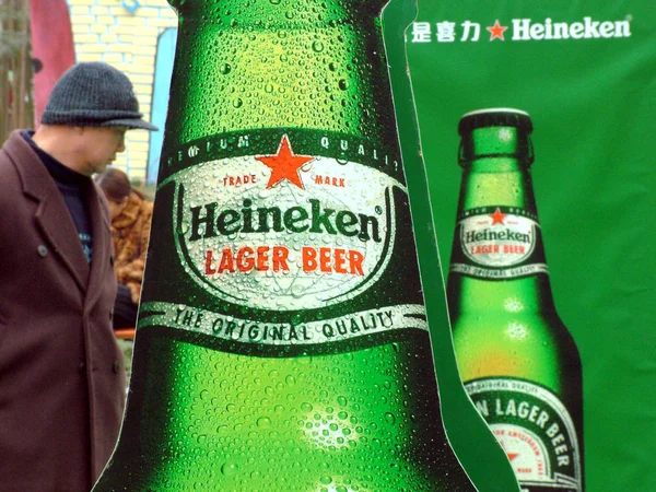 Homem Chinês Caminha Por Anúncio Cerveja Heineken Chengdu Sudoeste Província — Fotografia de Stock