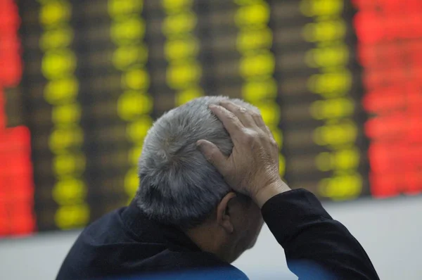 Een Chinese Investeerder Kijkt Aandelenkoersen Rood Voor Prijs Stijgt Groen — Stockfoto