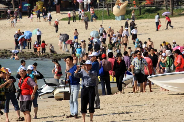 Toeristen Nemen Foto Genieten Van Zon Het Strand Aan Oost — Stockfoto