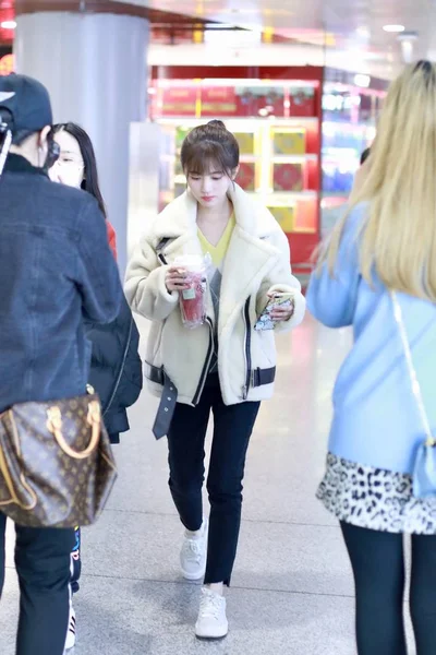 Atriz Cantora Chinesa Jingyi Chega Aeroporto Internacional Capital Pequim Antes — Fotografia de Stock