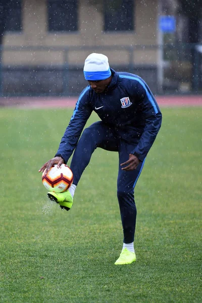 尼日利亚足球运动员 上海格陵兰申花 的新球员奥迪翁 伊加洛于2019年2月15日在中国上海参加了一次训练课 — 图库照片