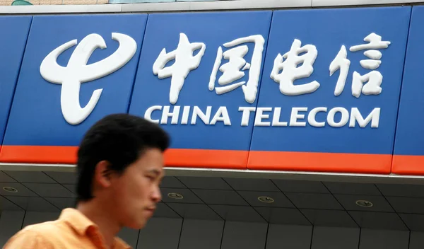 Egy Kínai Férfi Sétál Elmúlt Fióktelepe China Telecom Haian Kelet — Stock Fotó