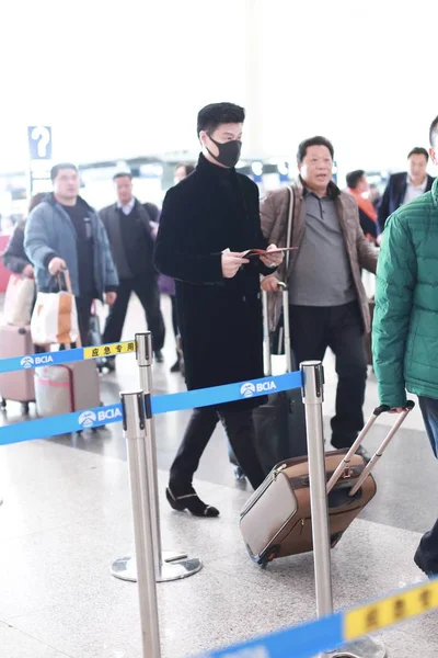 中国女演员范冰冰的父亲范涛于2019年2月17日在中国北京首都国际机场合影 — 图库照片