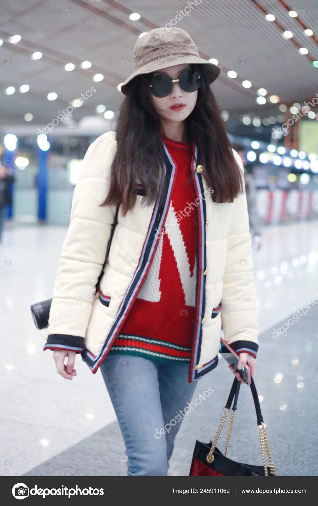Chinese Actress Arrives Beijing Capital International Airport Beijing ...