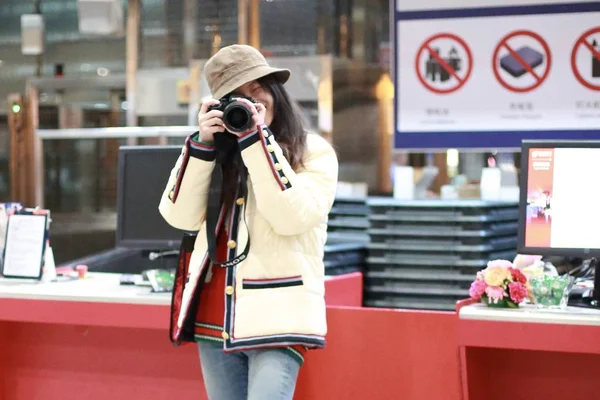 Chinese Actress Arrives Beijing Capital International Airport Beijing China January — Stock Photo, Image