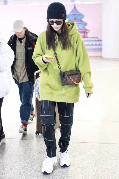 中国女演员钟楚喜于2019年2月18日抵达北京首都国际机场 — 图库照片