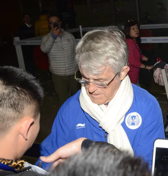 Entrenador Fútbol Serbio Jugador Bora Milutinovic Centro Está Rodeado Aficionados — Foto de Stock