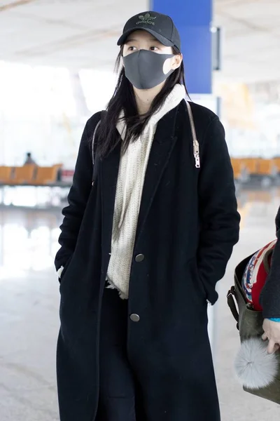 Kinesisk Skuespillerinde Guan Xiaotong Ankommer Til Lufthavn Shanghai Kina Februar - Stock-foto