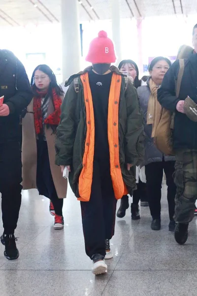 Chanteur Chinois Yuchun Arrive Aéroport International Pékin Avant Son Départ — Photo